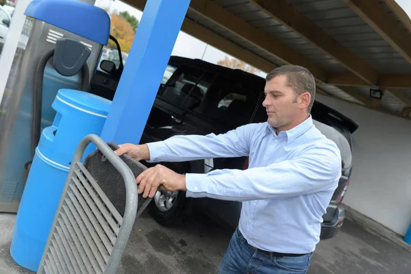 Een man reinigen auto — Stockfoto