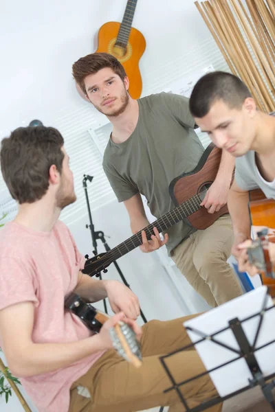 Együtt játszottak egy akusztikus és elektromos gitár — Stock Fotó