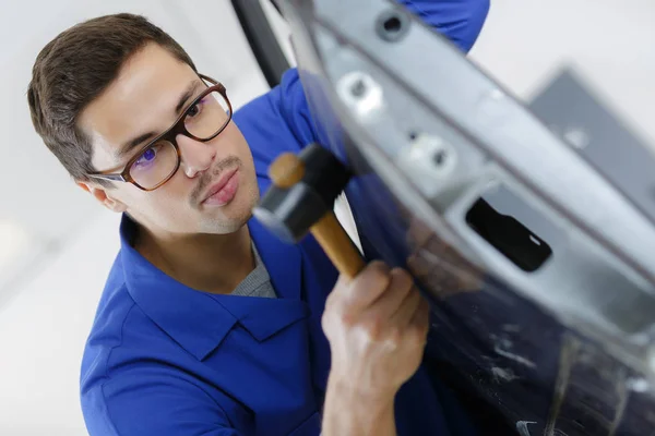 Joven cochero guapo reparación de la puerta del coche roto — Foto de Stock