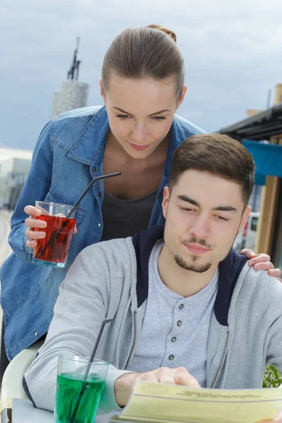 Giovane coppia femminile caucasica che beve in terrazza — Foto Stock