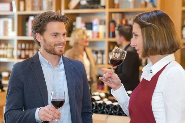Genç adam örnekleme şarap kadın şarap tüccar ile — Stok fotoğraf
