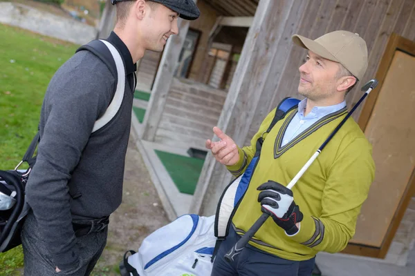 Två partners av spelet talar om golfbana — Stockfoto