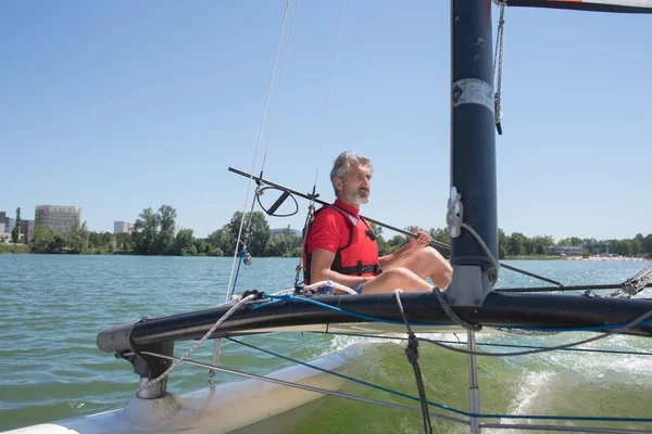 Mann segelt allein und Mann — Stockfoto