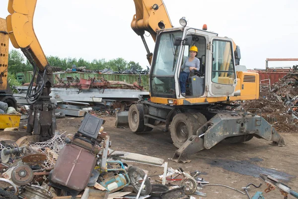 Werken met graafmachine en werk — Stockfoto