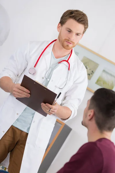 Primer plano del médico y del paciente en el hospital —  Fotos de Stock