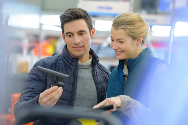 Hardware store worker with craftsman buyer — Stock Photo, Image