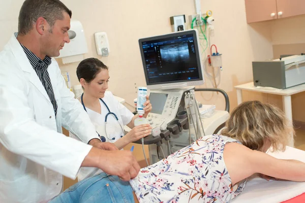 Жіночий діагноз спини, проведений з ультразвуковою машиною — стокове фото