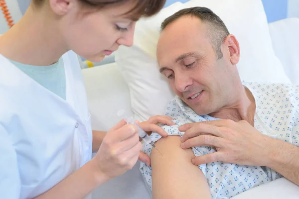 Doctor inject liquid drug to patient — Stock Photo, Image