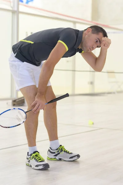 Jugadora de tenis detrás de la red — Foto de Stock