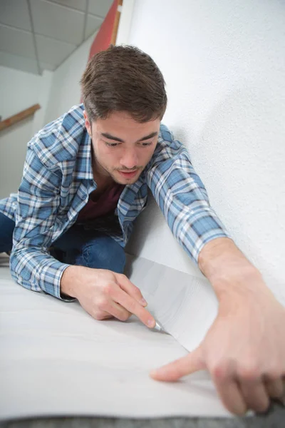 Jeune tapis de coupe mâle avec lame — Photo