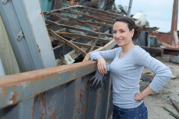 Beautiful woman at the dump — Stock Photo, Image