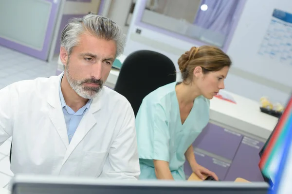 Médico y enfermera en la recepción del hospital — Foto de Stock