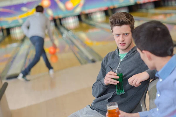 Unga män chatta i bowlinghallen — Stockfoto
