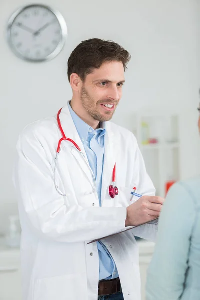 Knappe jonge dokter op het werk in zijn kantoor — Stockfoto