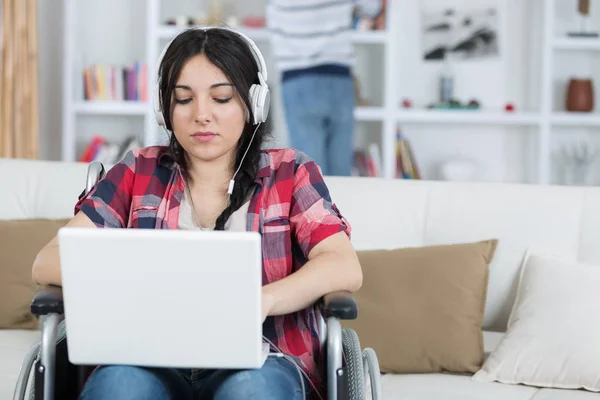 Baan voor mensen met een handicap vrouw op rolstoel met laptop — Stockfoto