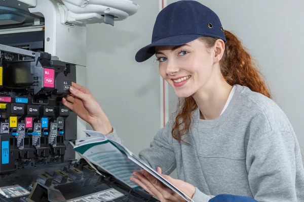 Retrato de mujer manteniendo fotocopiadora — Foto de Stock