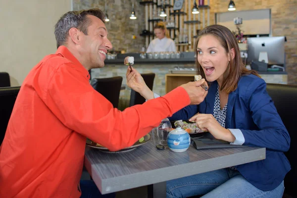 Мужчина и женщина кормят друг друга — стоковое фото
