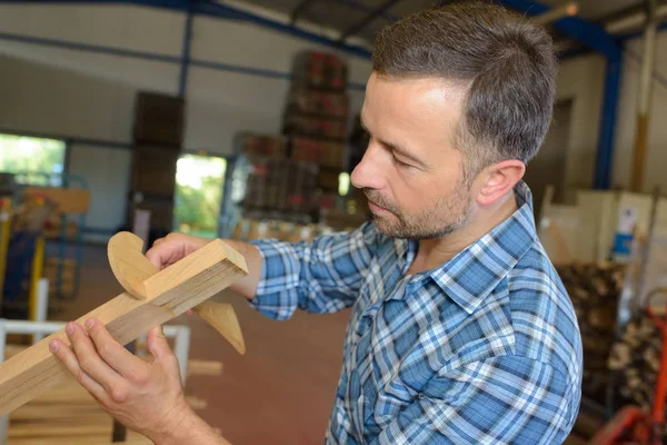 Tartak pracownik pracuje z drewna narzędzia i maszyny — Zdjęcie stockowe