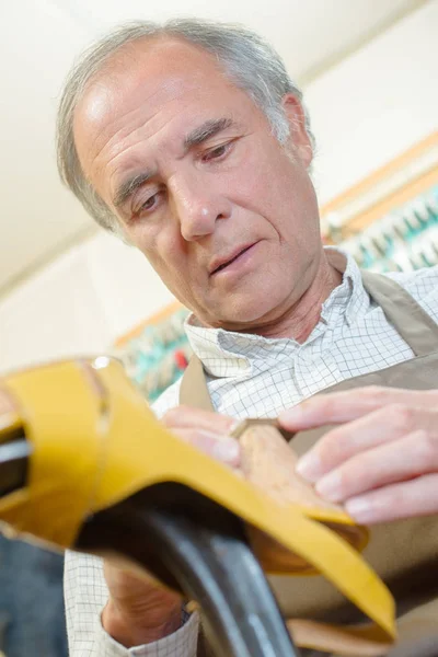 Schoenmaker maken nieuwe hak voor sandaal — Stockfoto