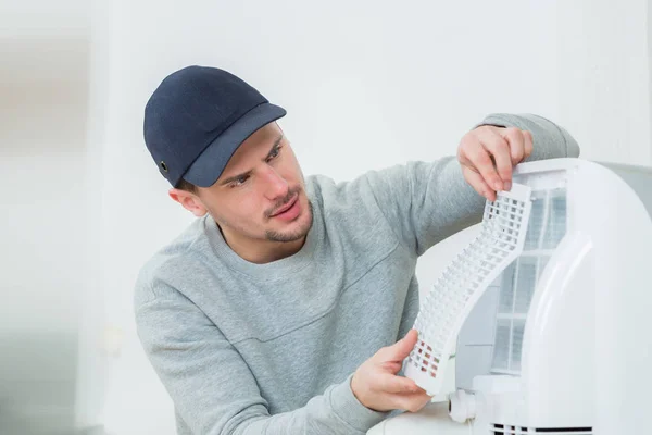 Lavoratore che assembla un apparecchio — Foto Stock