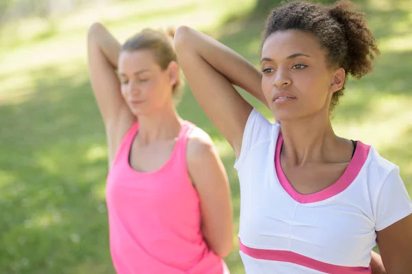 Vrouwen buitenshuis uitoefening en oefening — Stockfoto