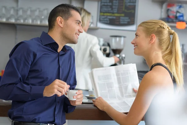 Dos amigos hablando en el café — Foto de Stock