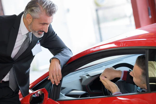 Glücklicher Mann bereit, ein neues Auto zu fahren — Stockfoto