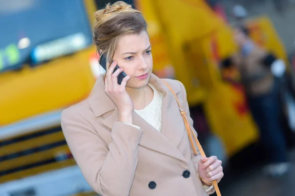 Femme au téléphone après la panne — Photo