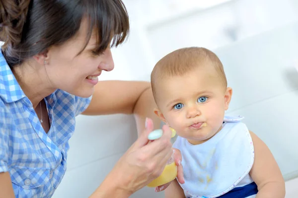 Bebê comendo comida na cozinha — Fotografia de Stock