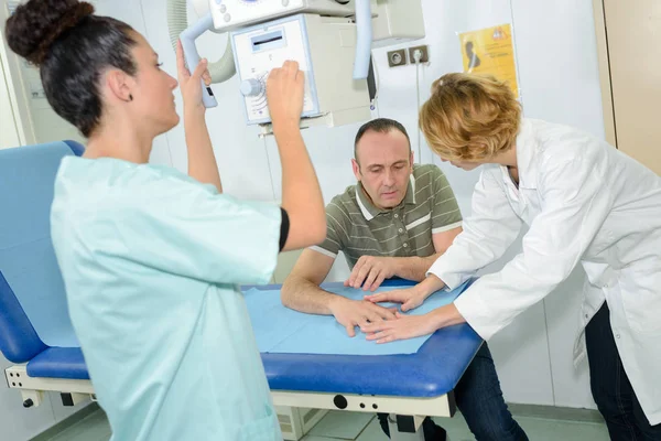 Patient lässt sich nach Unfall die Hand scannen — Stockfoto