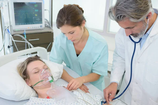 Пациент на дыхательной маске — стоковое фото