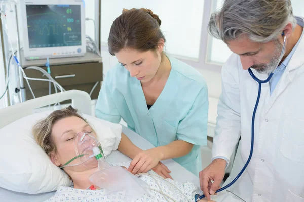 Paciente con máscara respiratoria — Foto de Stock