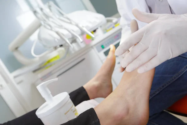 Process of pedicure at beauty salon — Stock Photo, Image