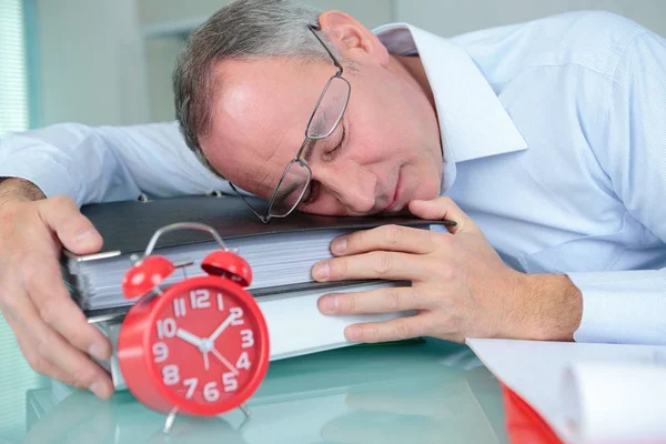 Uitgeput man slapen op het Bureau — Stockfoto