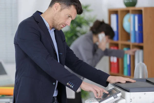 Homme pressant la quantité de papier à copier — Photo