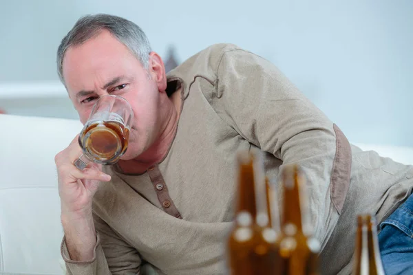 Middle-aged drunk man drinking beer at home — Stock Photo, Image