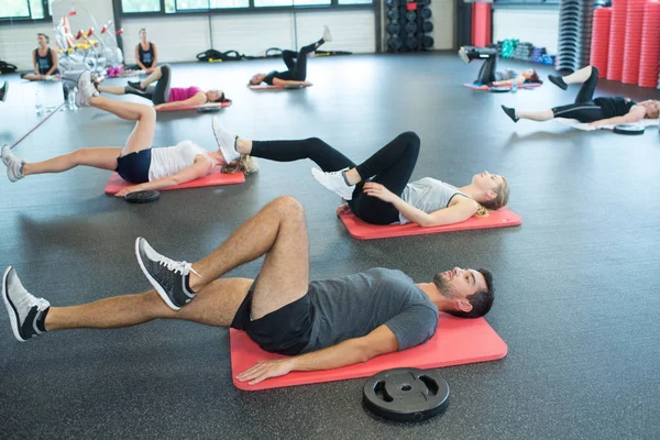 Folk tränar i gymmet — Stockfoto