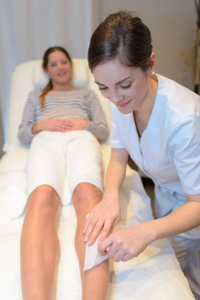 Mujer en un salón de belleza haciendo depilación — Foto de Stock