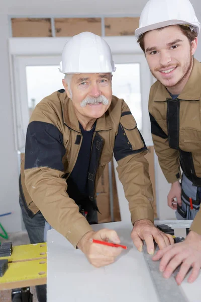 Carpentry apprenticeship and construction — Stock Photo, Image