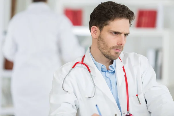 Porträt eines Arztes, der sich auf die Ergebnisse seiner Patienten konzentriert — Stockfoto