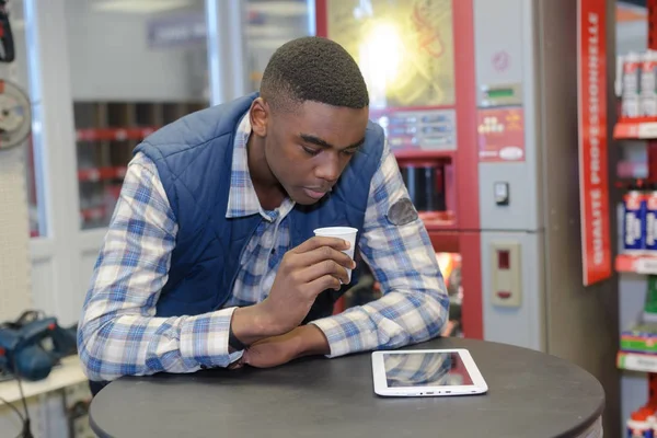 Warehouse worker having a lunch break — Stock Photo, Image