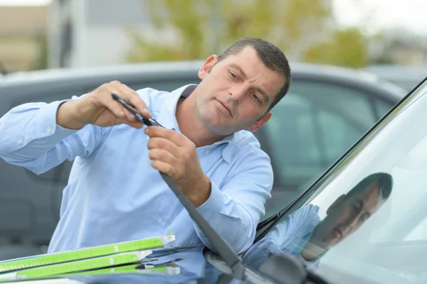 Replacing the wipers of the car — Stock Photo, Image