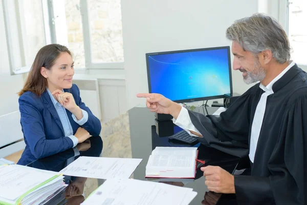 Juez señalando a la mujer a través de escritorio de vidrio — Foto de Stock