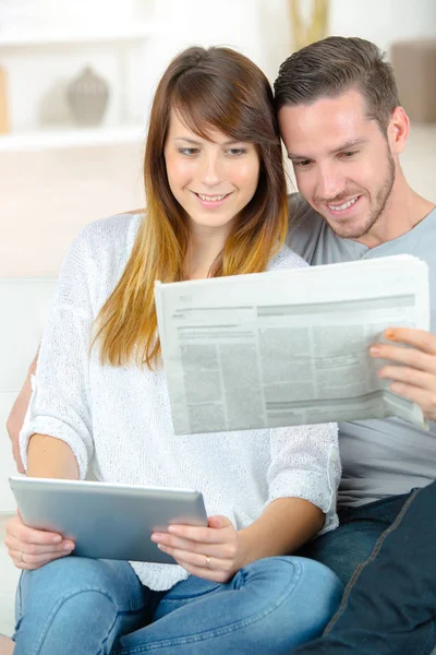 Gelukkig man en vrouw rust thuis — Stockfoto