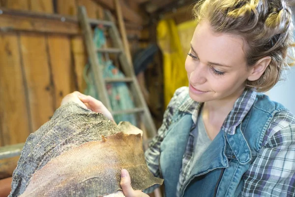 Traditionele tanner reiniging van het leer in de oude leerlooierij — Stockfoto