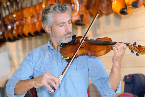 Afinação do violino e violino — Fotografia de Stock