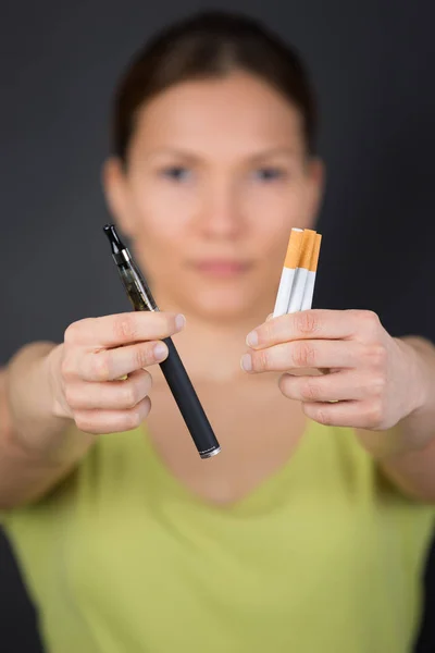 喫煙とタバコの代替 — ストック写真