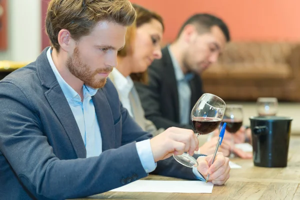 Weinexperte probiert ein Glas Wein — Stockfoto