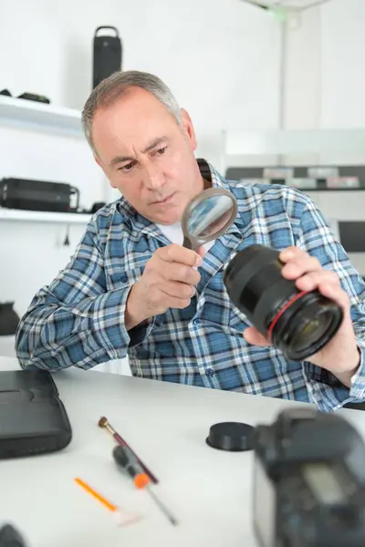 Reparatur der Linse einer Fotokamera — Stockfoto