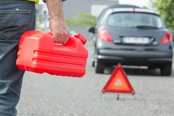 Man met benzine busje — Stockfoto